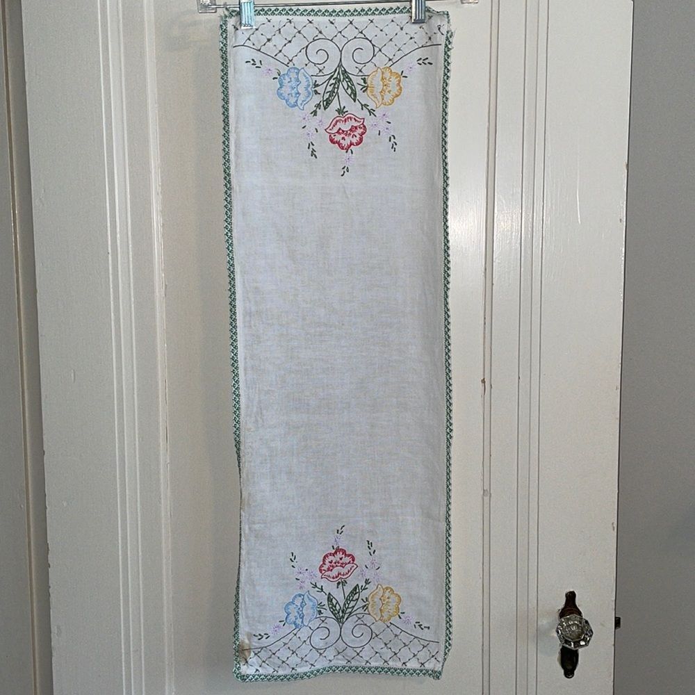 Vintage white table runner with‎ floral embroidery & crochet edges
